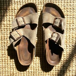 Birkenstock Arizona sandals in taupe suede with a soft footbed SZ 40 eu.